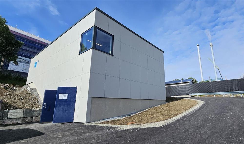 hus med nylagt jord og asfalt rundt - Klikk for stort bilete