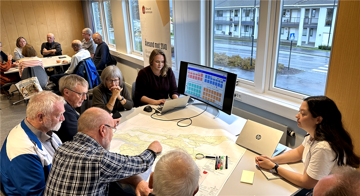 Gruppearbeid med seniorer for arealplanen - Klikk for stort bilete