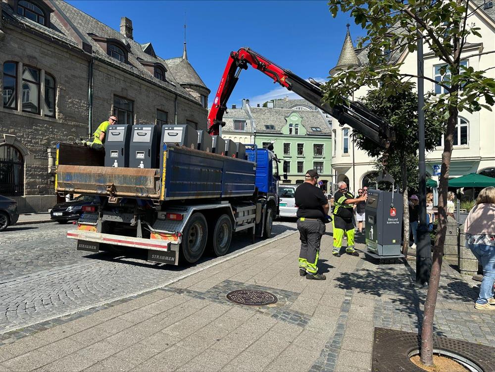 lastebil med bossdunkar på planet - Klikk for stort bilete
