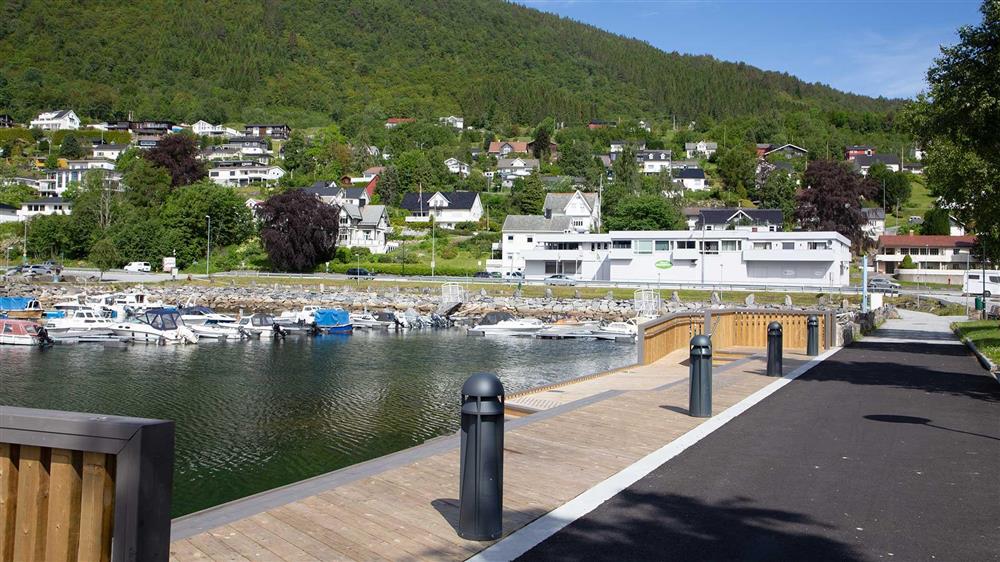 trapp, sjø og båter - Klikk for stort bilete