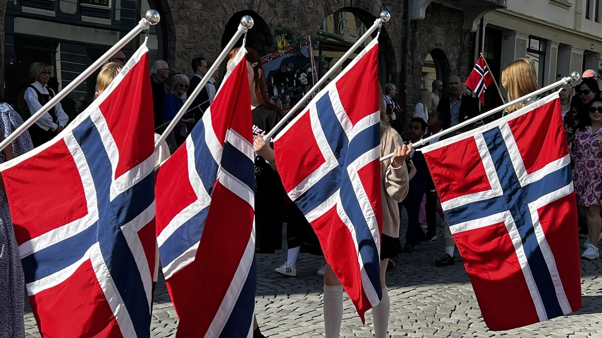 Fire norske flagg 