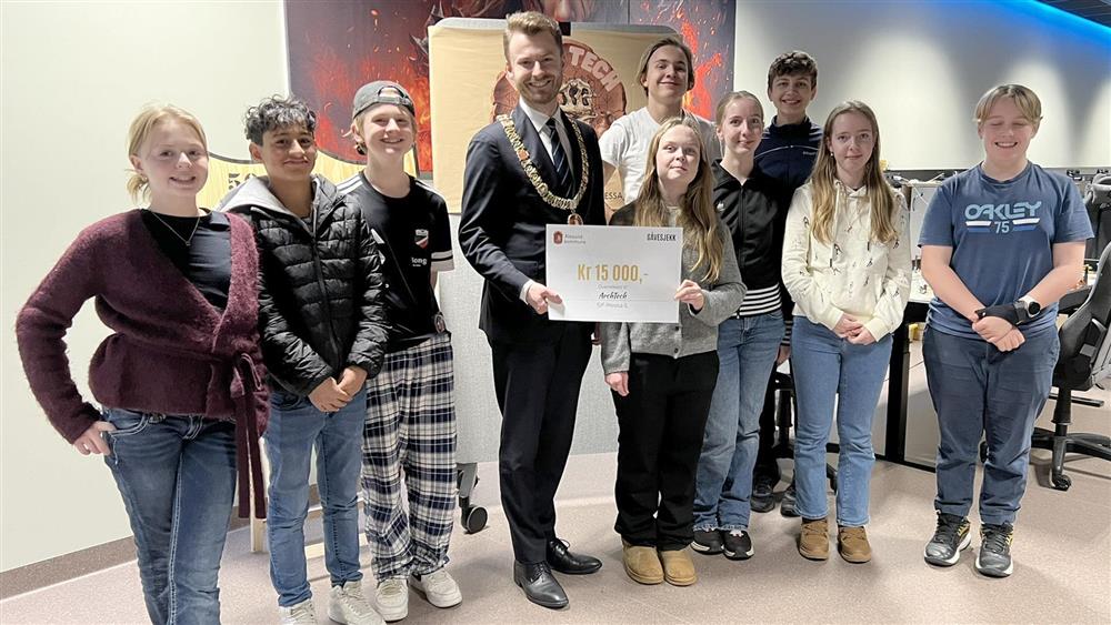 Ungdommer og en mann - Klikk for stort bilete