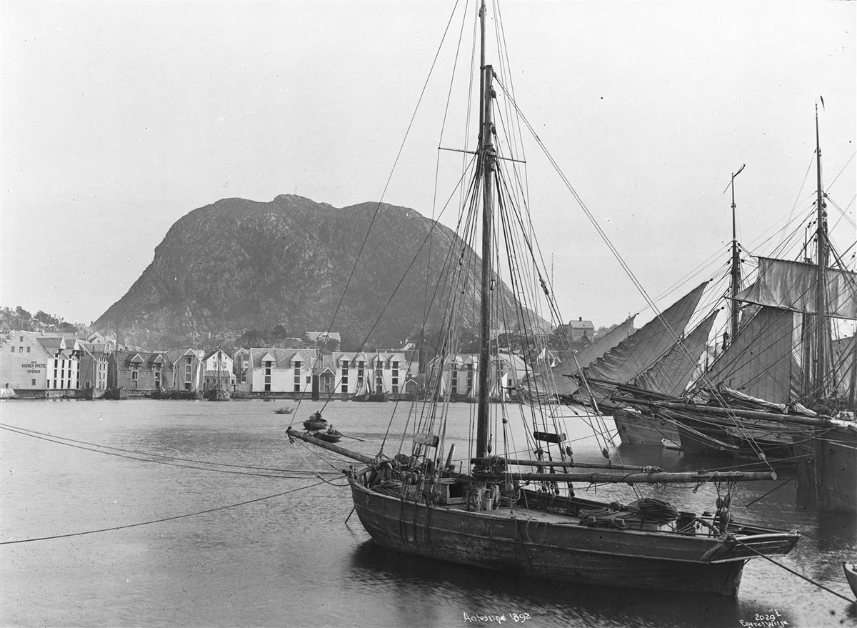 Havn med båtar og Aksla-fjellet i bakgrunnen, svart-kvitt foto1880-1890 - Klikk for stort bilete