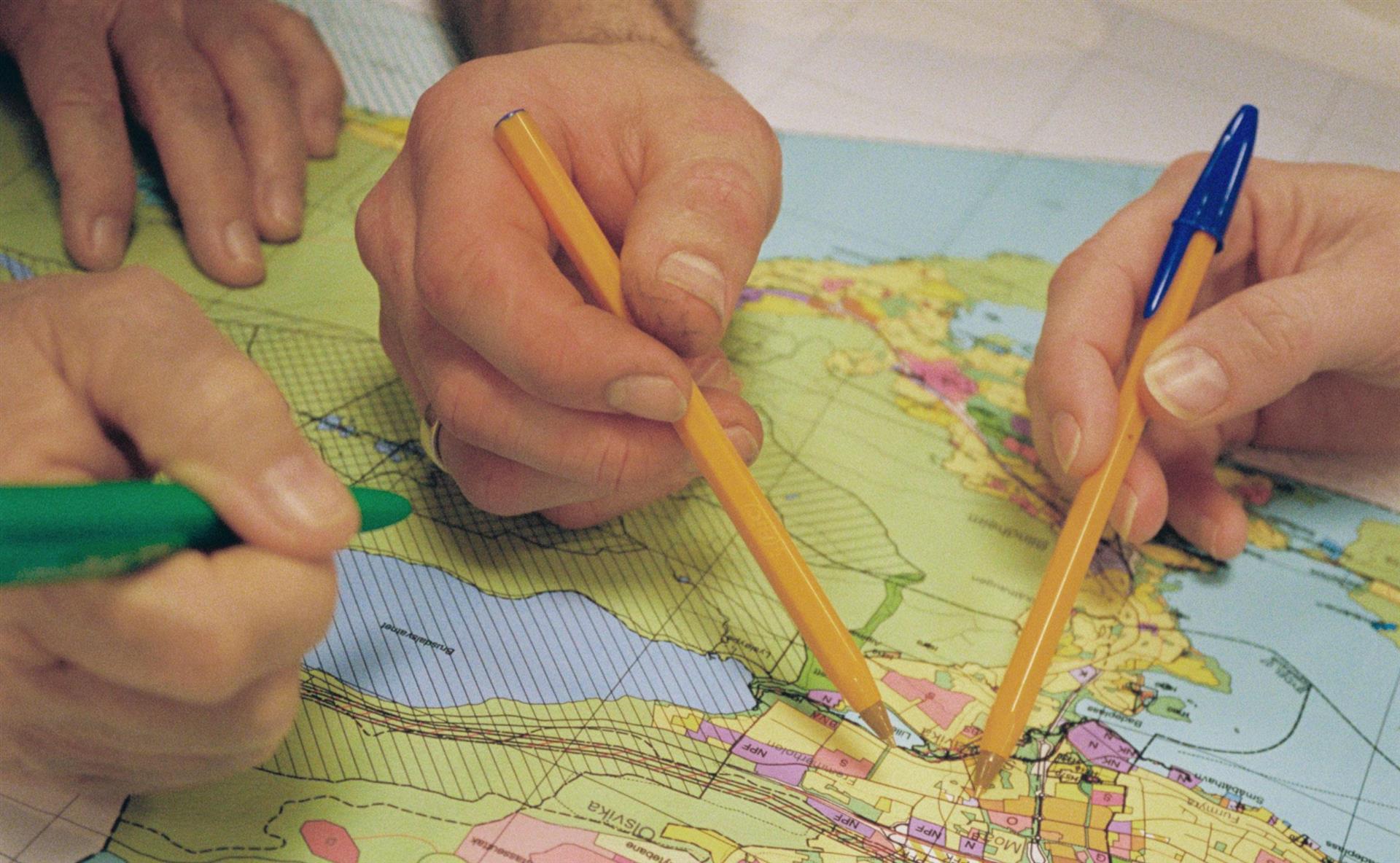 Hender som teiknar på eit kart frå medverknaden i haust