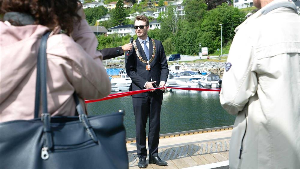 Ordføraren klipper snora - Klikk for stort bilete