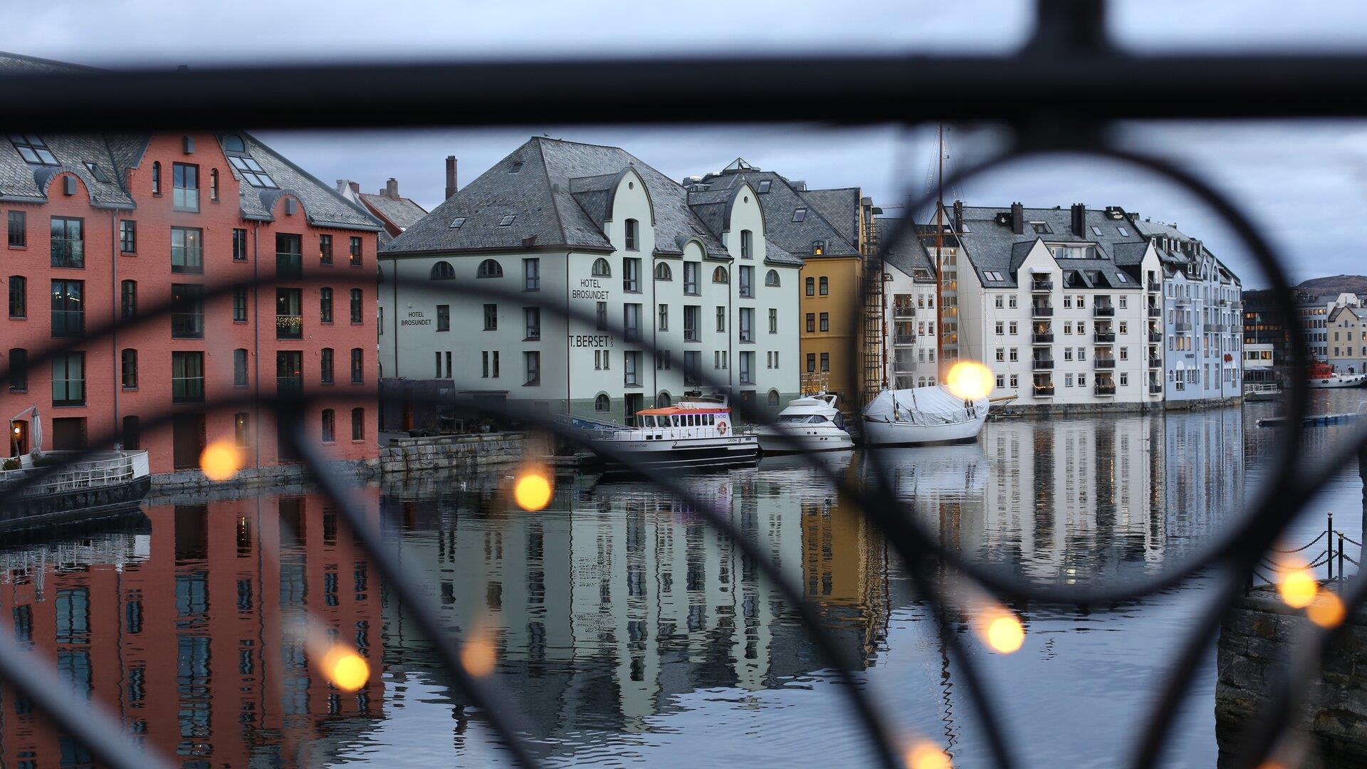 Julelys i Ålesund med utsikt over Brosundet