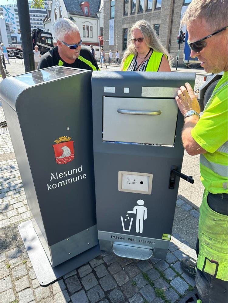to menn og ei kvinne i synlegheitskle ved bossdunk - Klikk for stort bilete