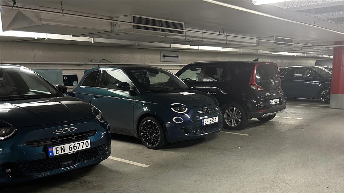 Biler i ei garasje - Klikk for stort bilete