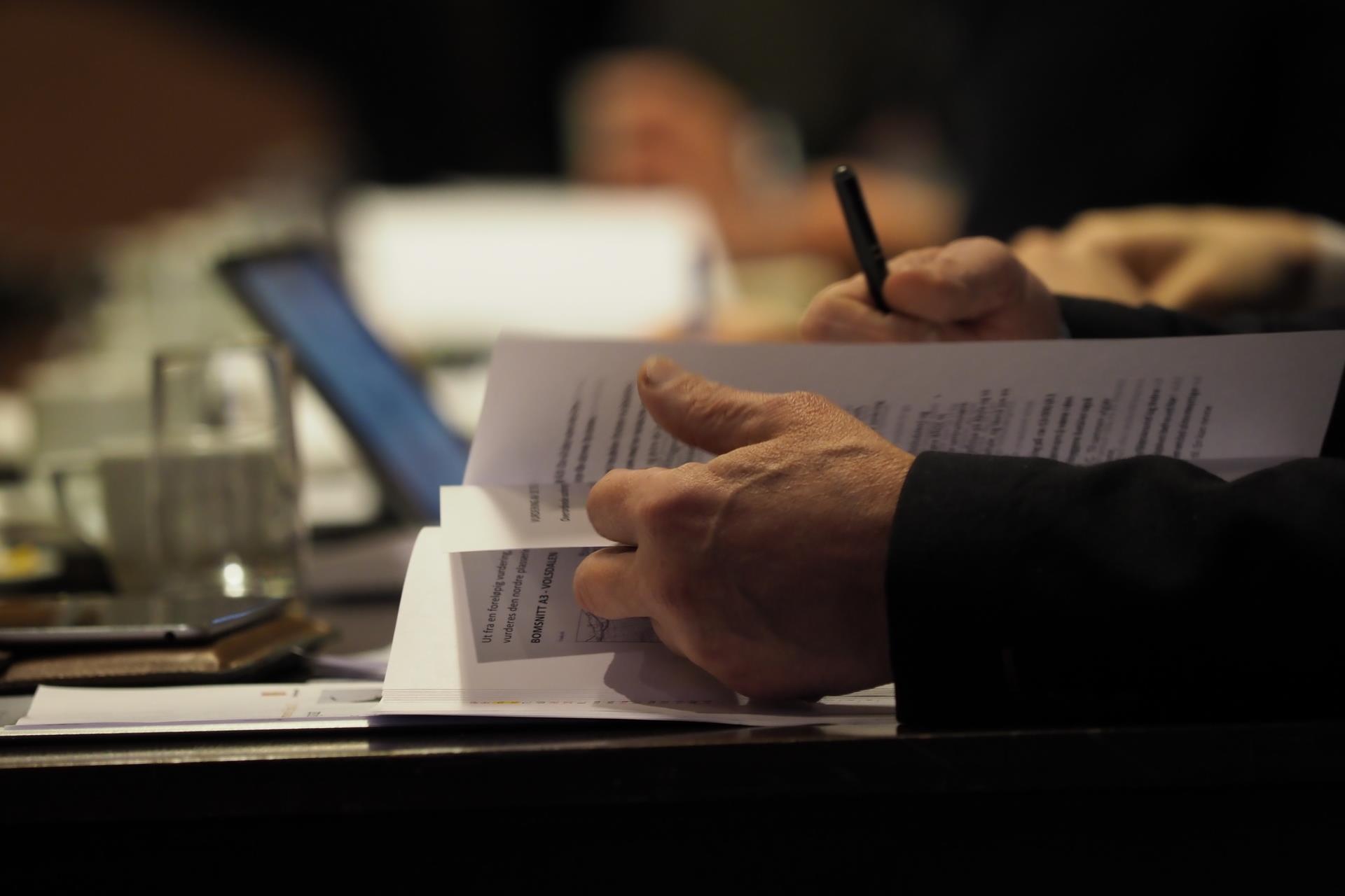 Hendes som blar i papir