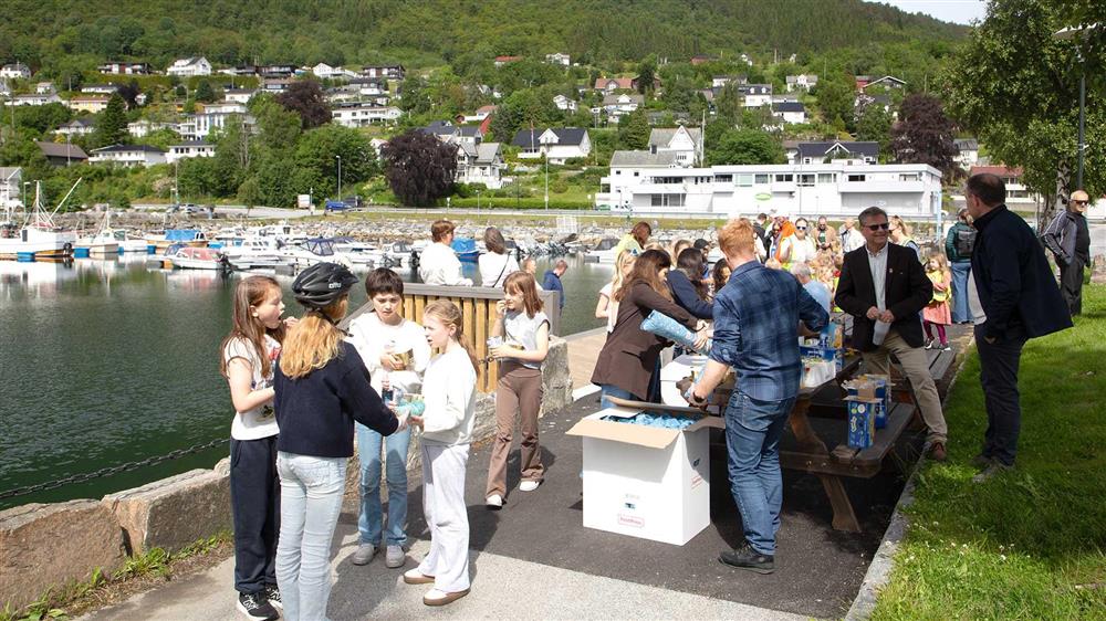 Mange folk samla ved sjøen - Klikk for stort bilete