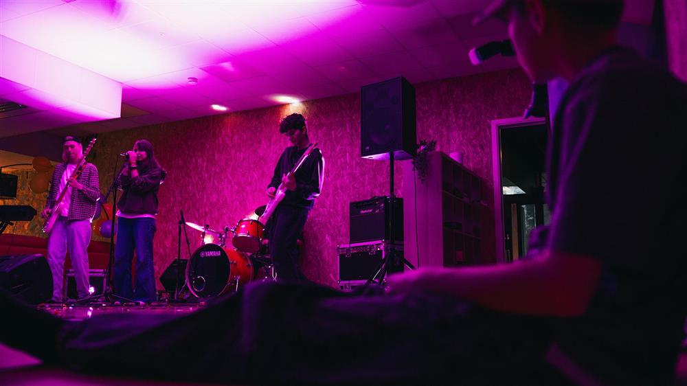 Band på scena - Klikk for stort bilete