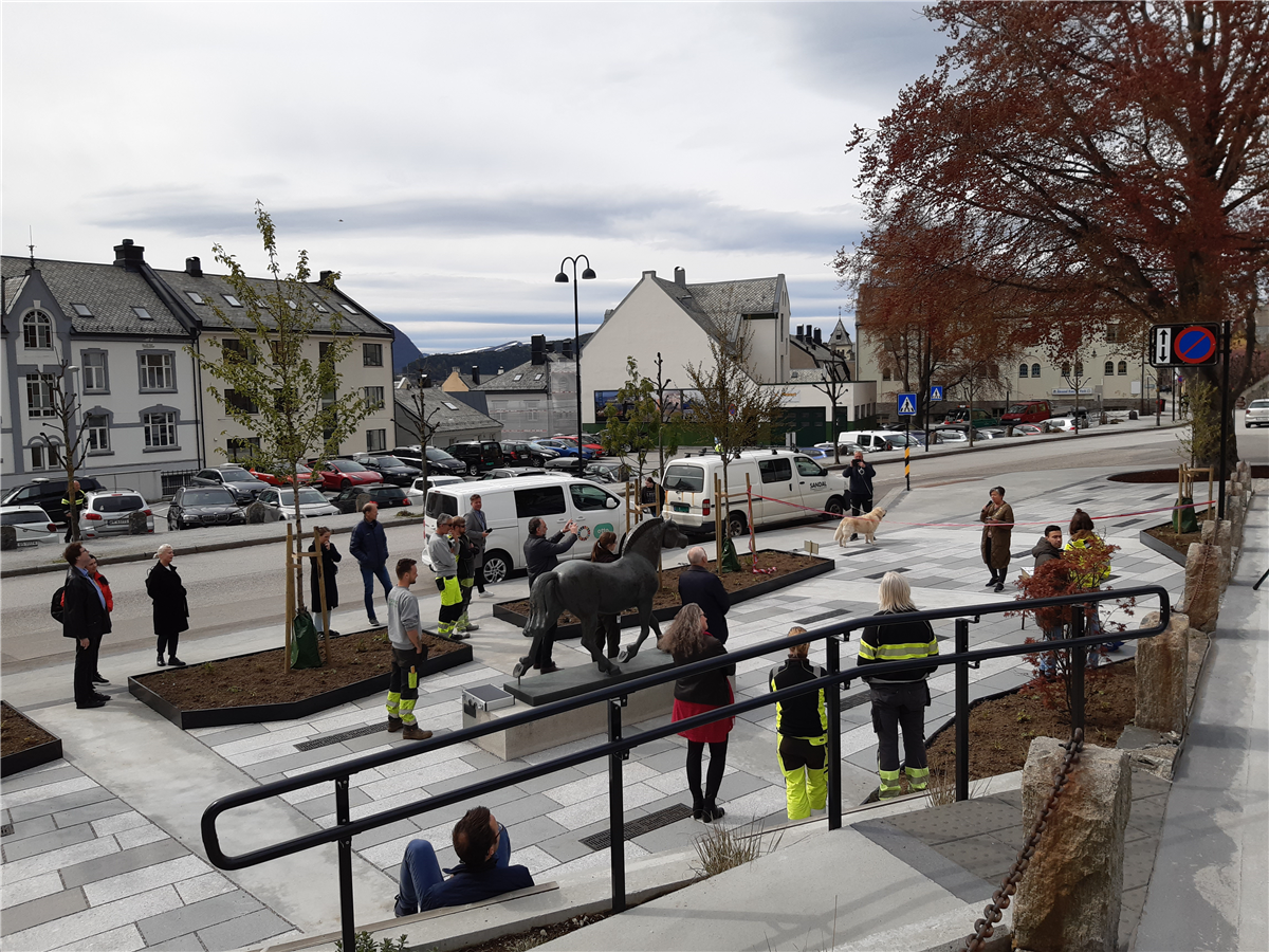 Byrom med trær og mennesker i Ålesund sentrum - Klikk for stort bilete