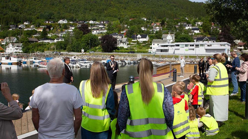 Ordføraren held tale framfor frammøtte - Klikk for stort bilete