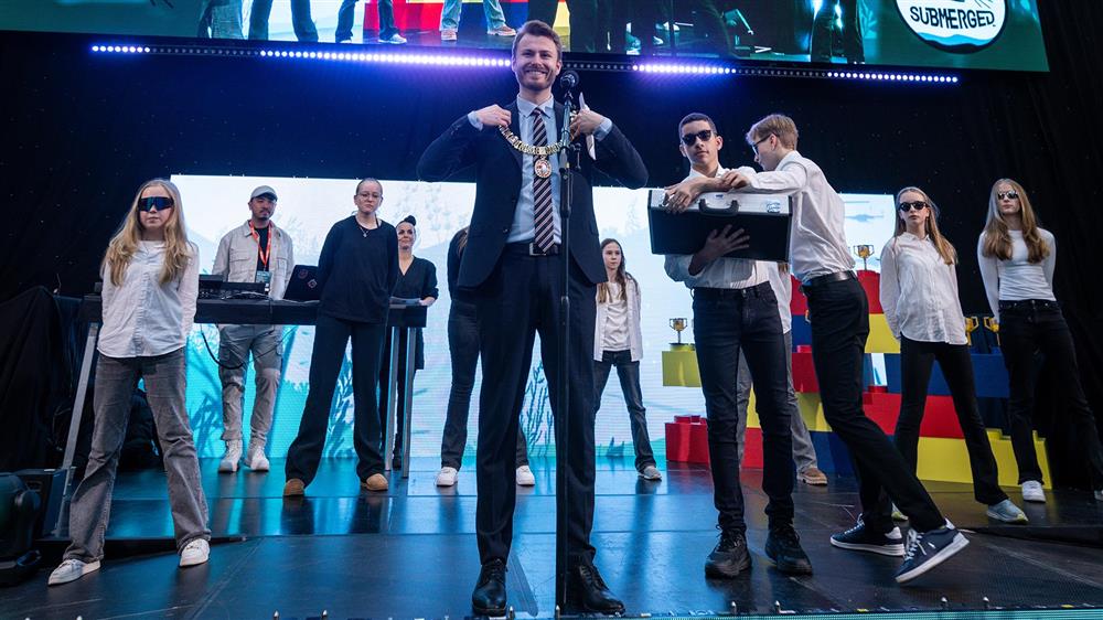 Ordføreren med ungdommer på scenen. - Klikk for stort bilete