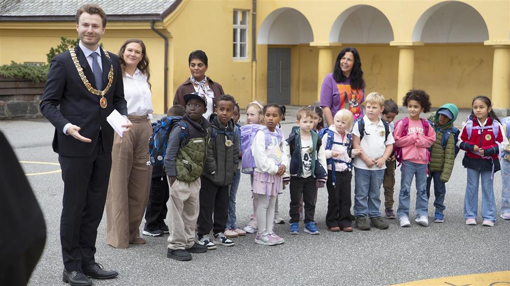 Ordfører taler til skoleklasse - Klikk for stort bilete