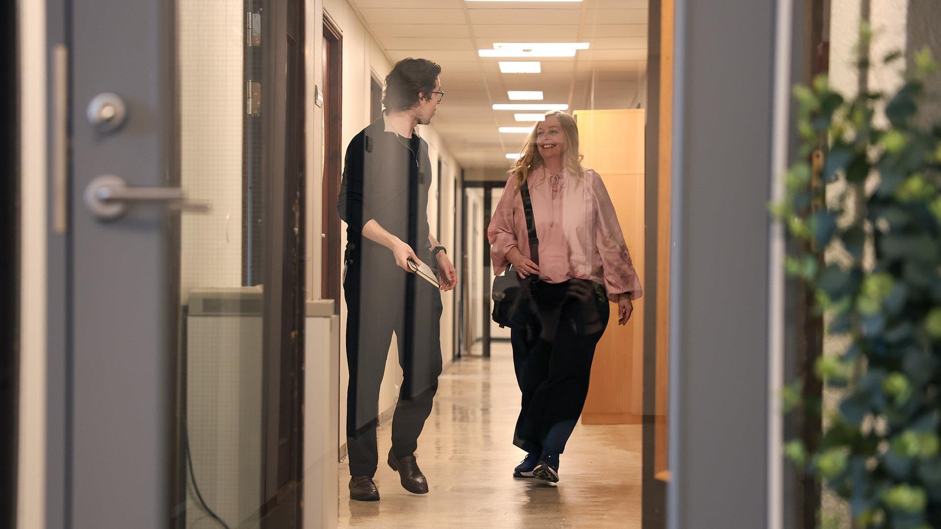 To personer som går i en korridor