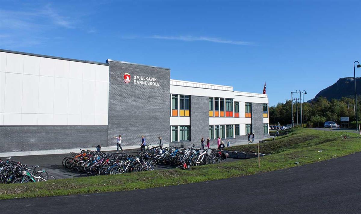 Foto av fasaden til Spjelkavik barneskole - Klikk for stort bilete