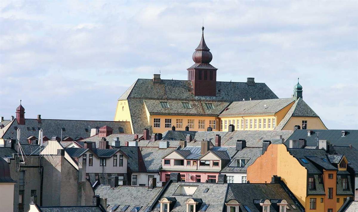 Foto av hustak og fasaden til Aspøy skole - Klikk for stort bilete