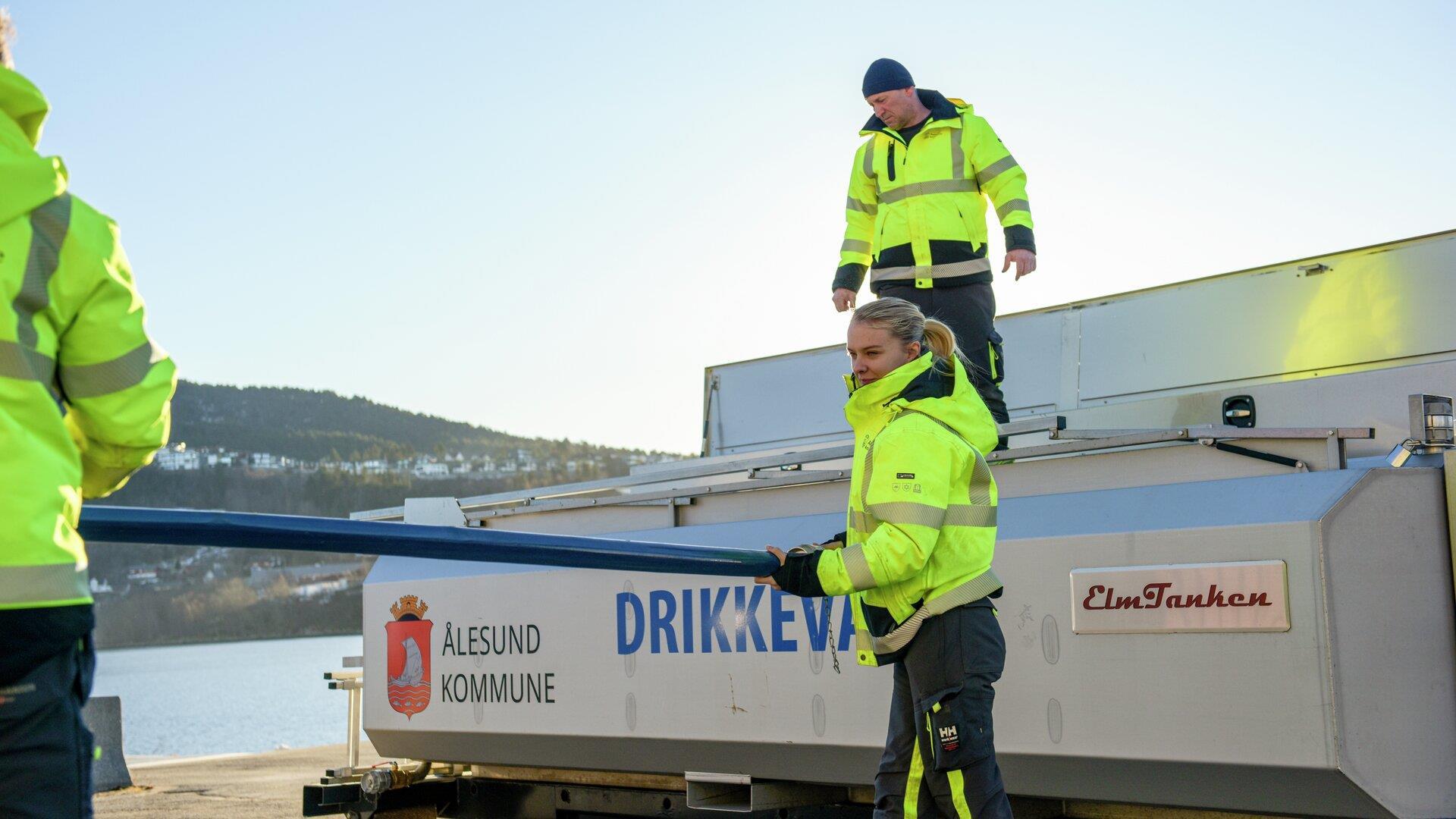 person i gule arbeidskle arbeider med kumlok