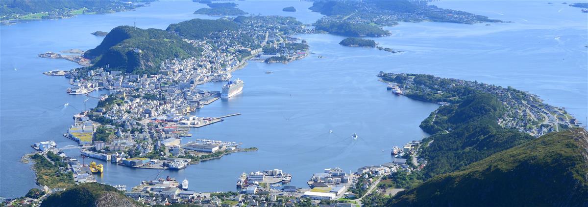 bysentrum med sjø rundt - Klikk for stort bilete