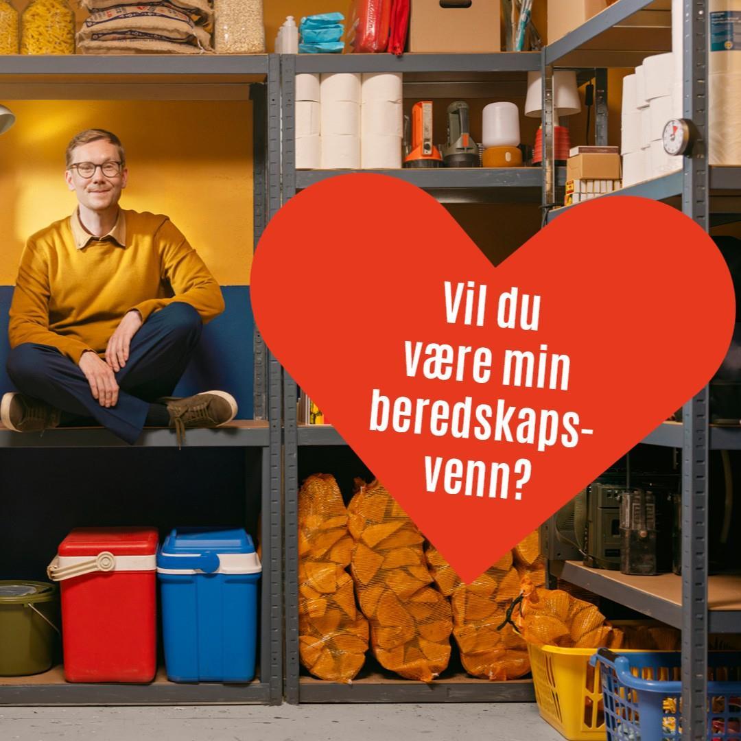 Bilde av mann som sitter i et beredskapslager