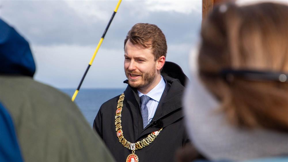 Nærbilde av mann med ordførerkjede - Klikk for stort bilete