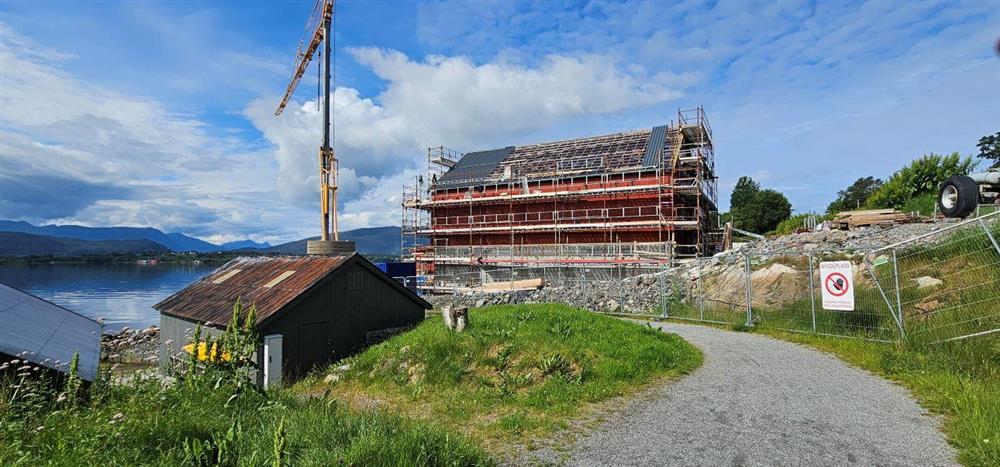 raudt, uferdig hus med stillas - Klikk for stort bilete