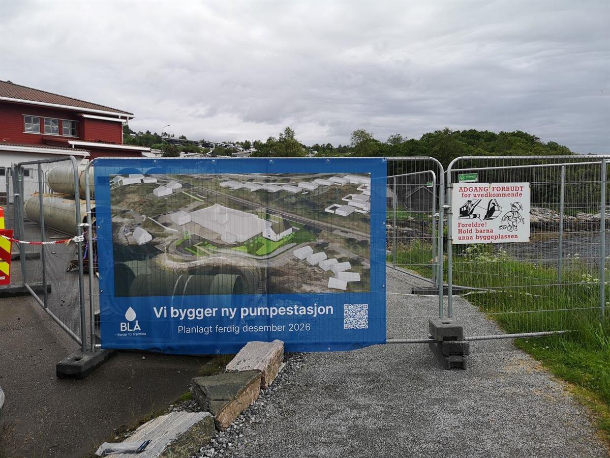 byggegjerde med informasjonsbanner - Klikk for stort bilete