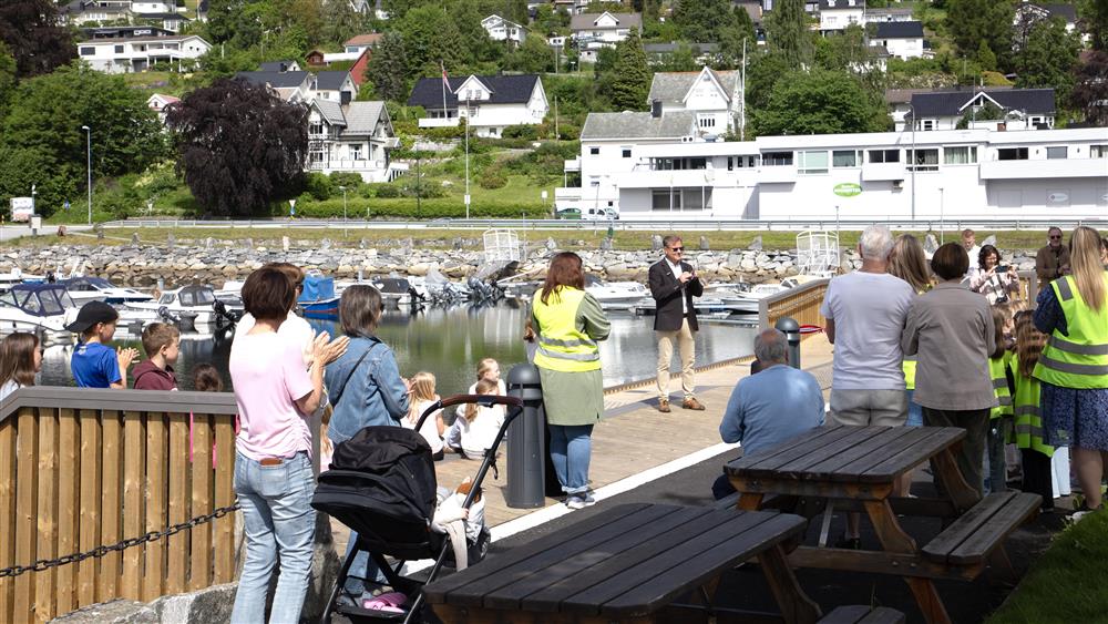 Prosjektleiaren held tale framfor frammøtte - Klikk for stort bilete