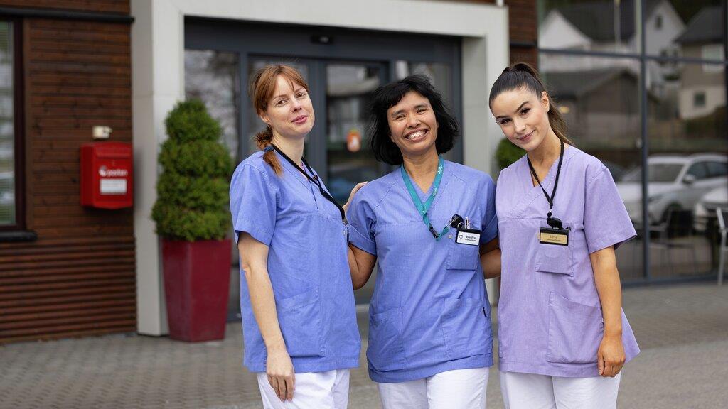 Gruppefoto av Tanja Wai Wai og Enrika fra Hatlane omsorgssenter.jpg