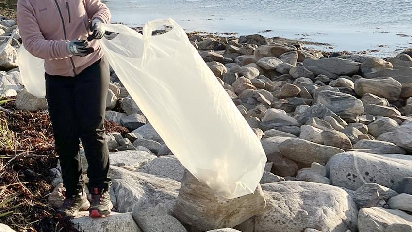 Barn rydder plast i fjøra - Klikk for stort bilete
