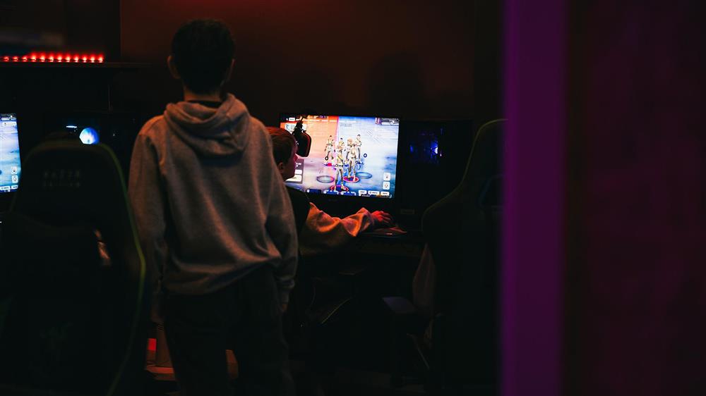Ungdommer gamer - Klikk for stort bilete