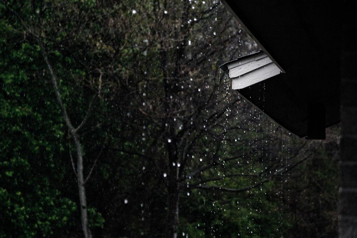 Foto av regn ned et hustak - Klikk for stort bilete