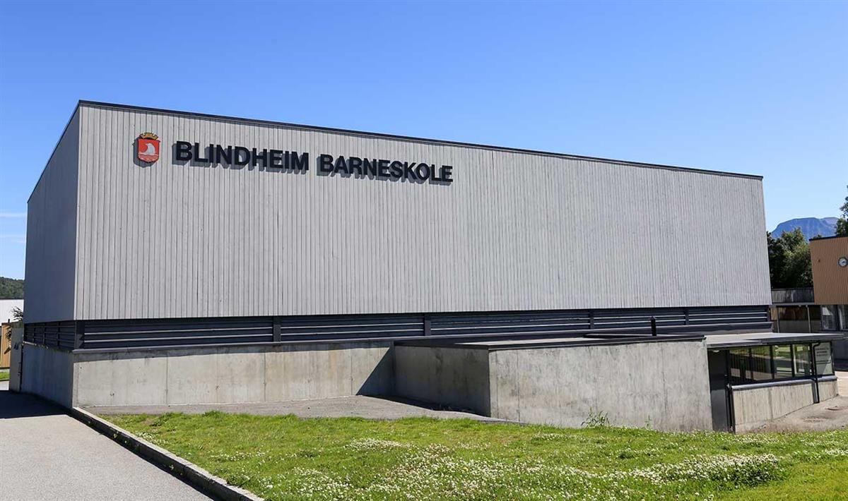 Foto av fasaden til Blindheim skole - Klikk for stort bilete