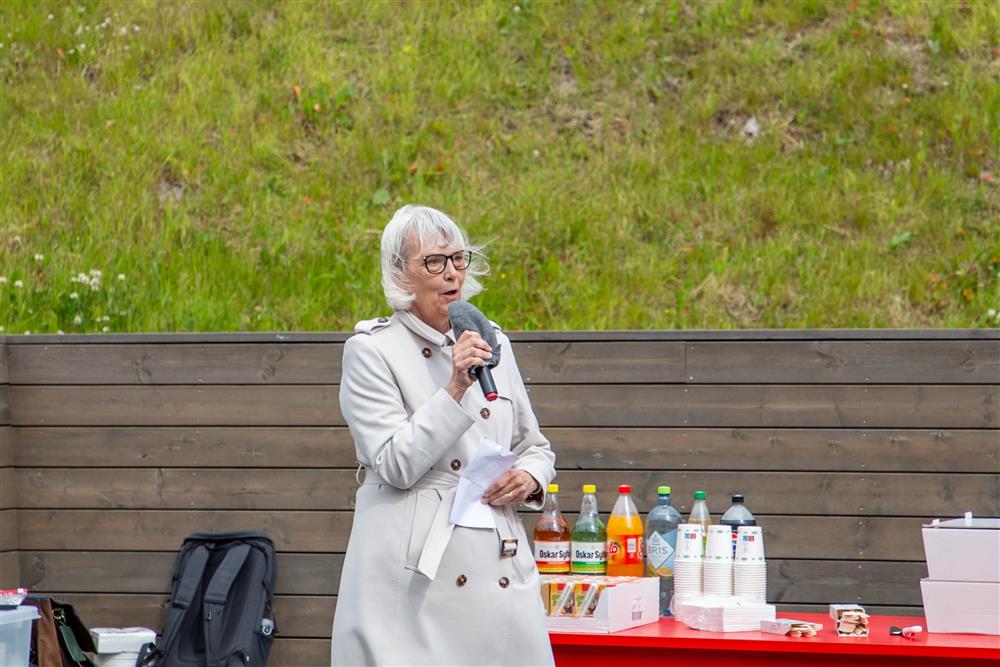 Kvinne holder en mikrofon - Klikk for stort bilete