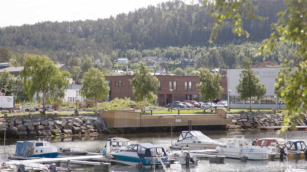 Småbåthavn og sjøtrappen - Klikk for stort bilete