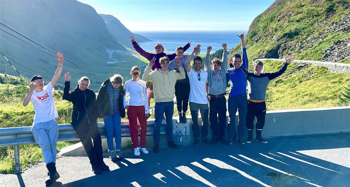 Blide barn og voksne på en fin sommerdag på tur - Klikk for stort bilete