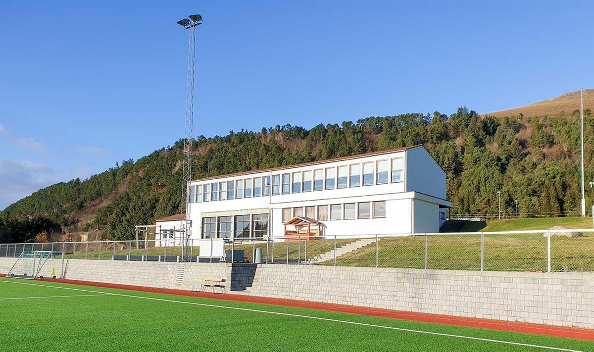 Foto frå fotballbana og utsida av Lepsøy skule - Klikk for stort bilete