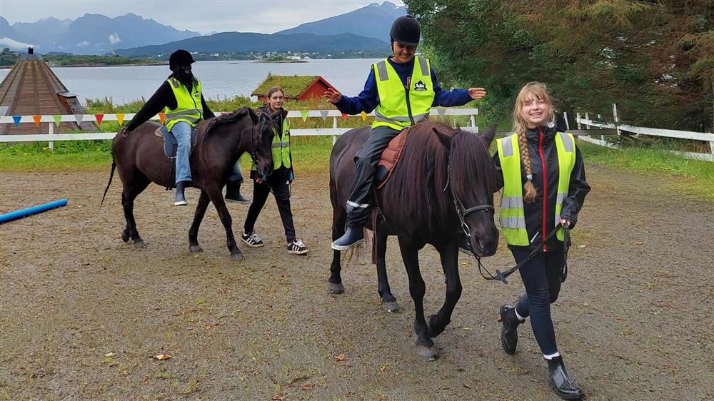 To barn rir på hester som leies av ungdommer - Klikk for stort bilete