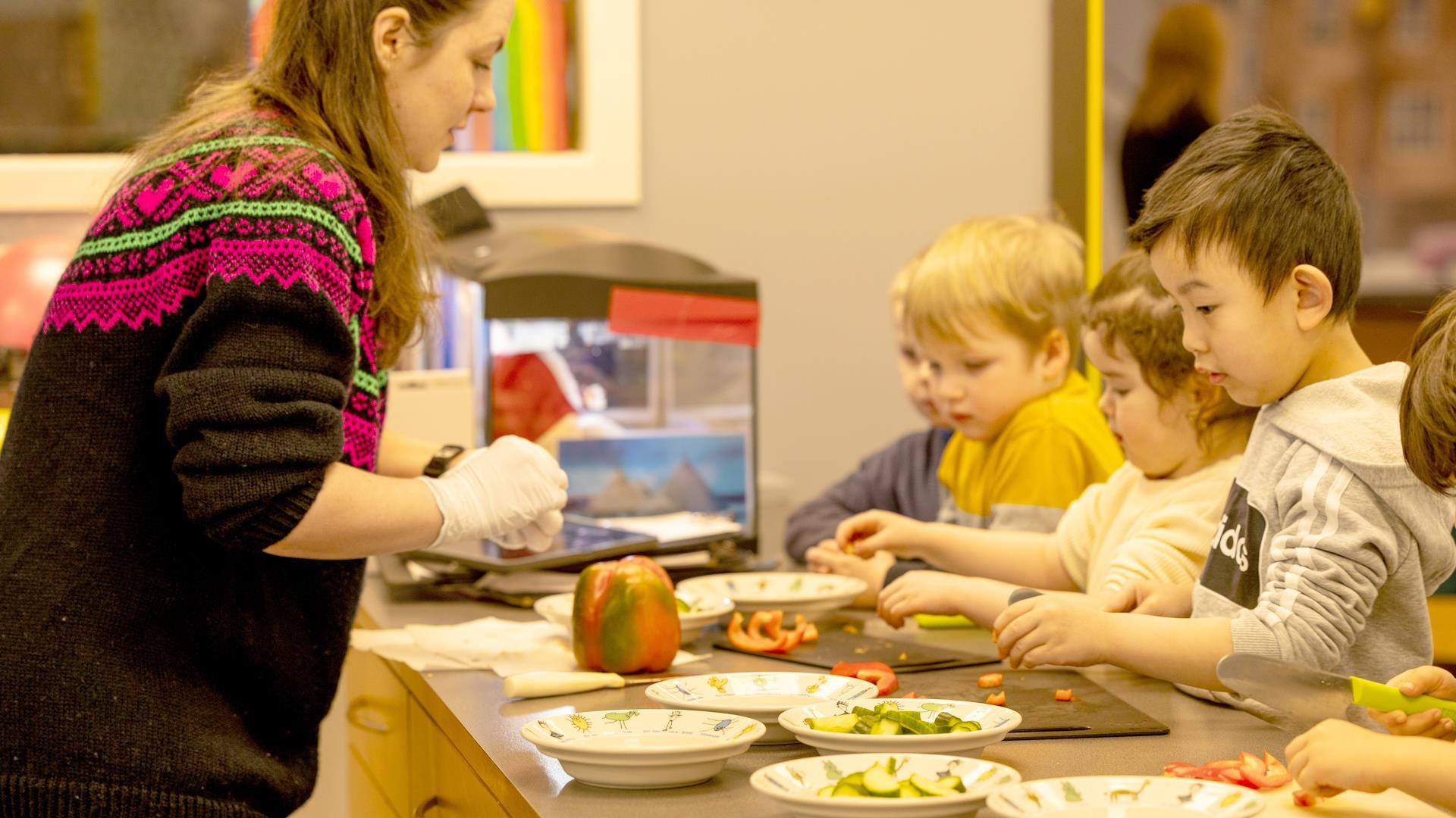 Voksen og barn lager mat sammen