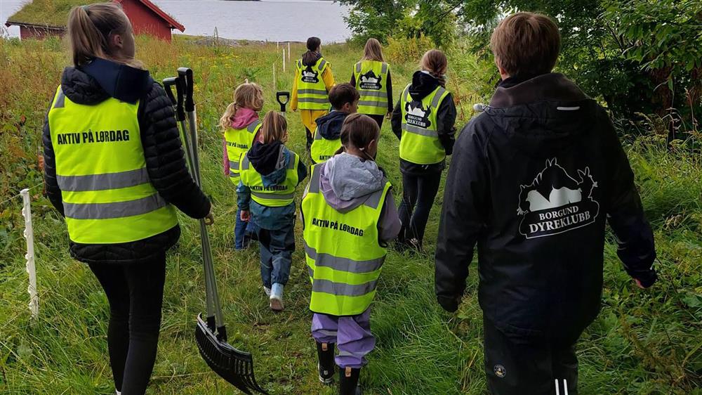 En gruppe barn og voksne ute på gården - Klikk for stort bilete