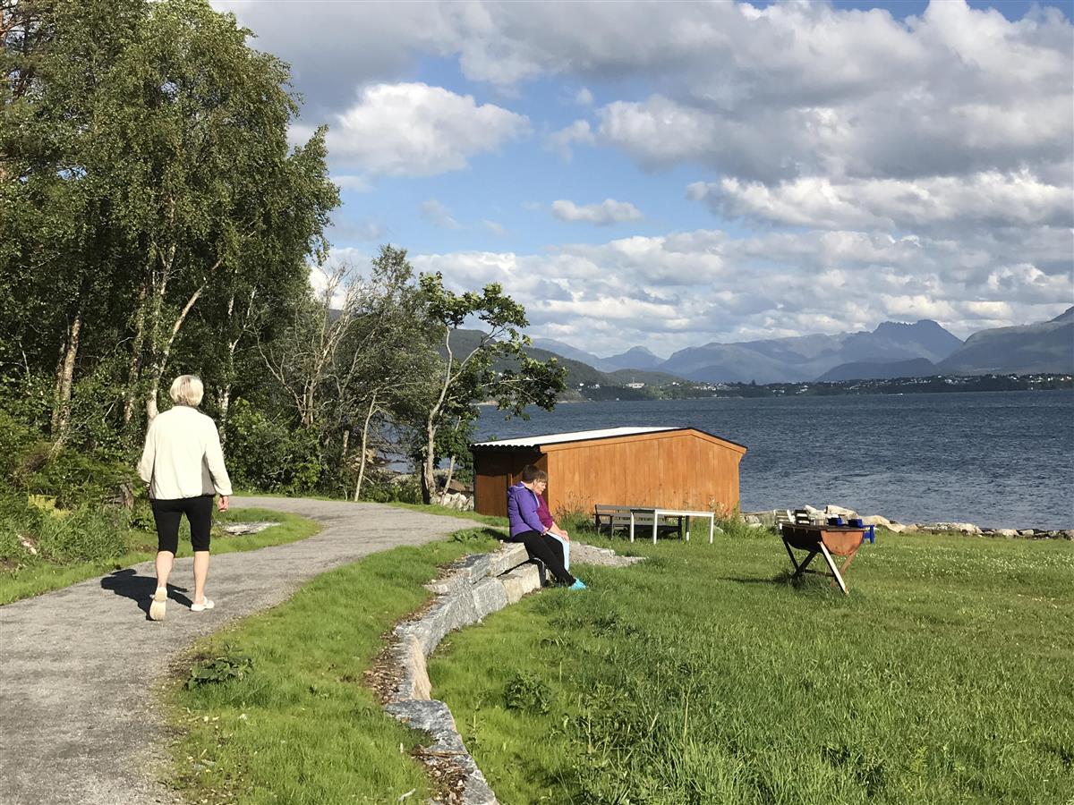 Foto av turvandrer på Fjordstien i Ålesund - Klikk for stort bilete