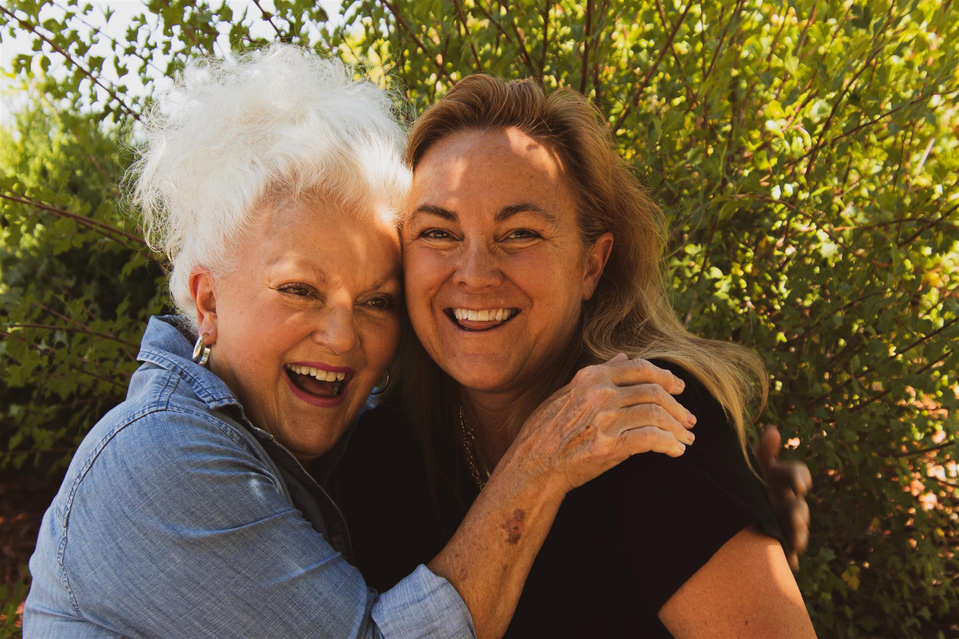 Smilende eldre kvinner