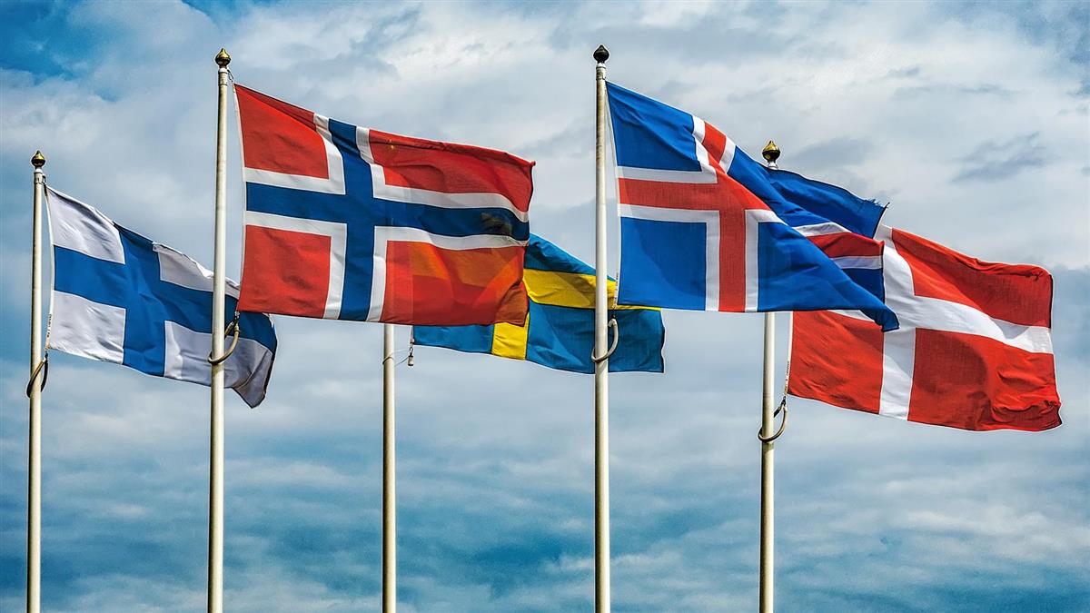 Fem flagg fra skandinaviske land - Klikk for stort bilete
