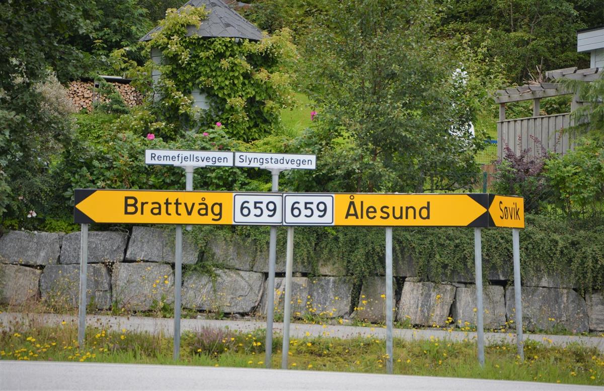 Vegskilt der Brattvåg og Ålesund peiker forskjellige veger - Klikk for stort bilete