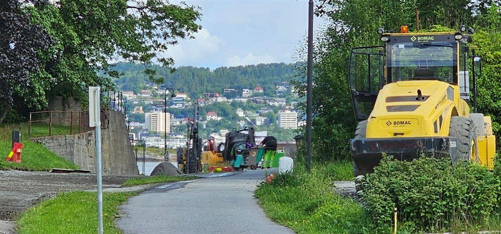 uferdig veg og anleggsmaskin - Klikk for stort bilete