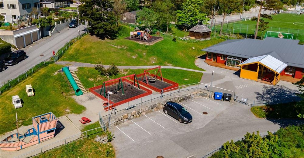 Oversiktsbilde av uteområde på en barnehage - Klikk for stort bilete