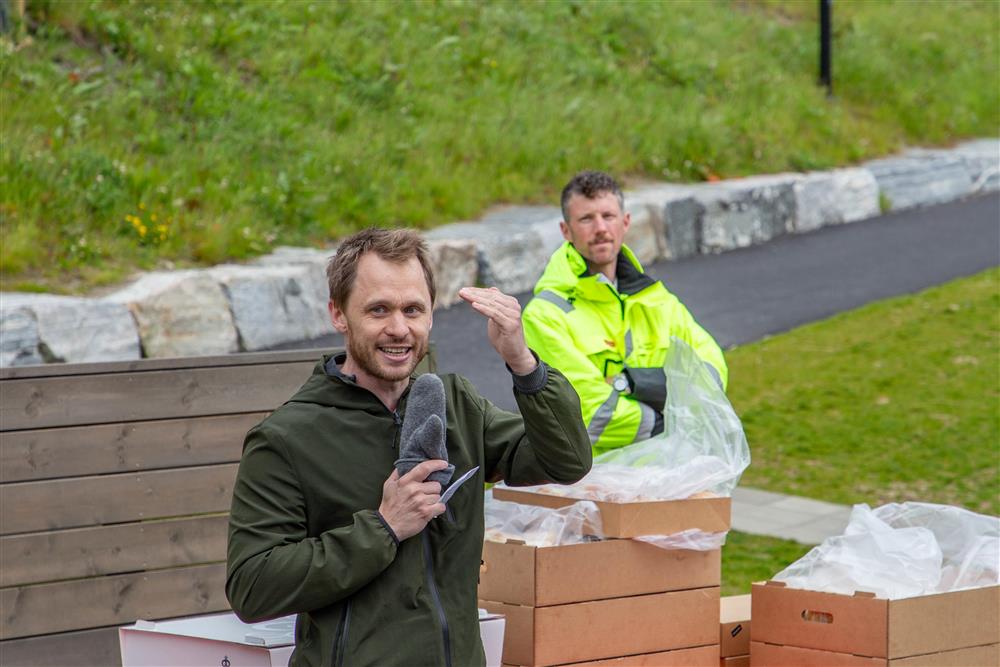 Mann holder en mikrofon - Klikk for stort bilete