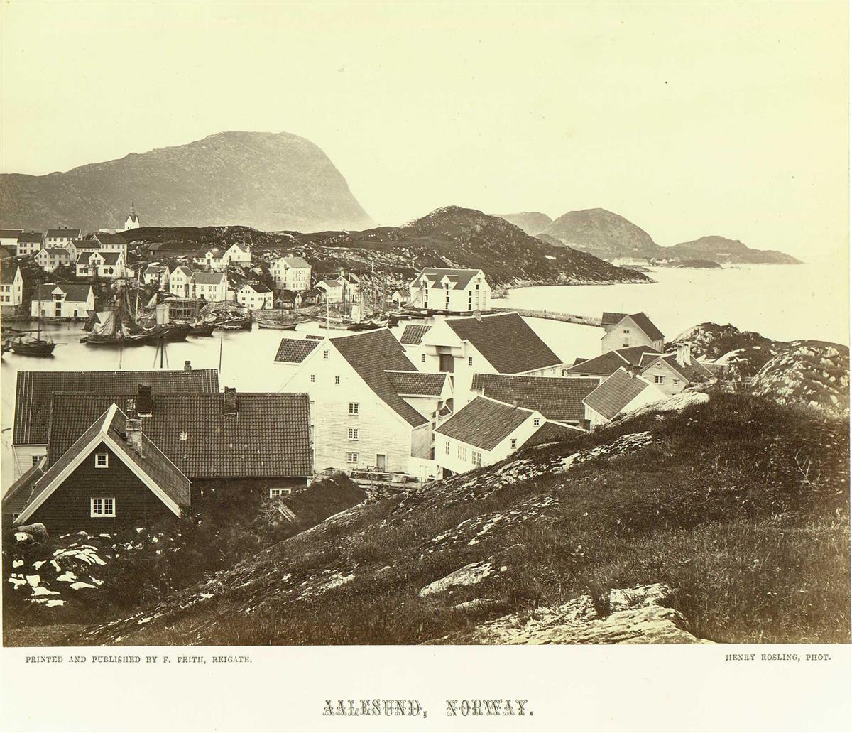 svart-kvittfoto oversikt Ålesund by 1864 - Klikk for stort bilete
