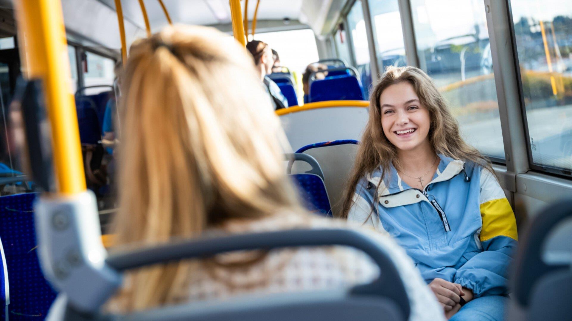  Glad passasjer på bussen
